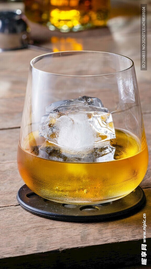 加冰威士忌酒杯特写
