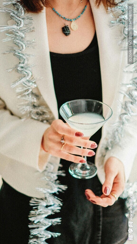女士手持马天尼酒杯