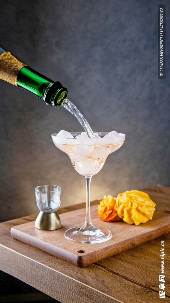 香槟倒入玛格丽特杯