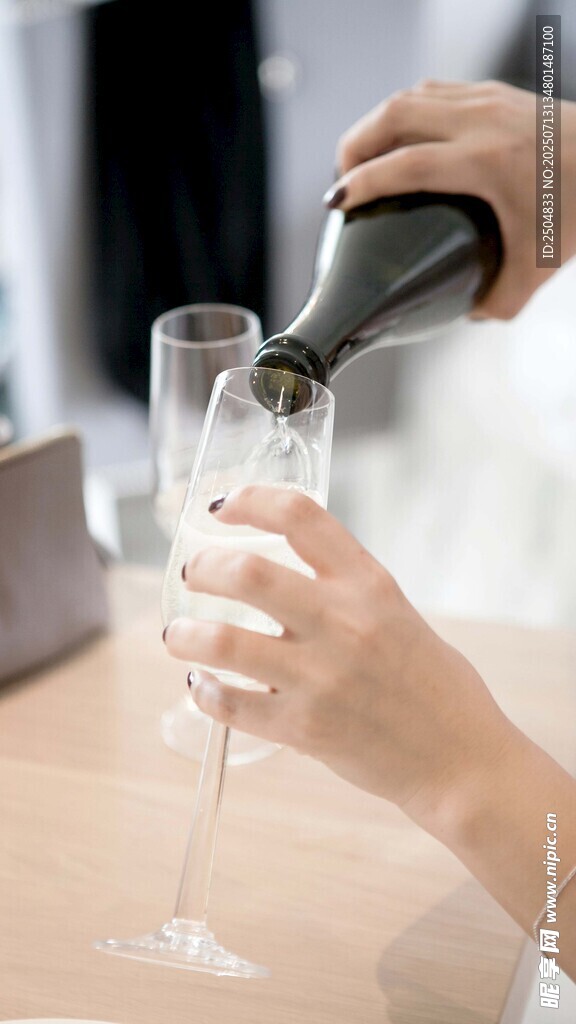 手斟香槟入高脚杯