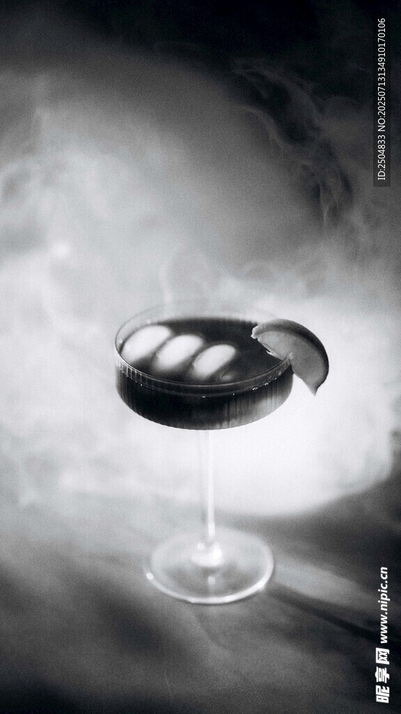 烟雾中的高脚杯