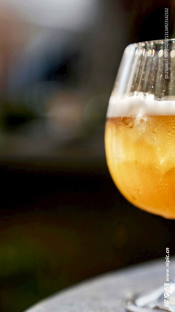 金黄泡沫啤酒特写