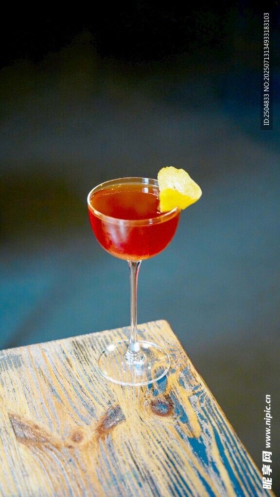 红色鸡尾酒配菠萝装饰