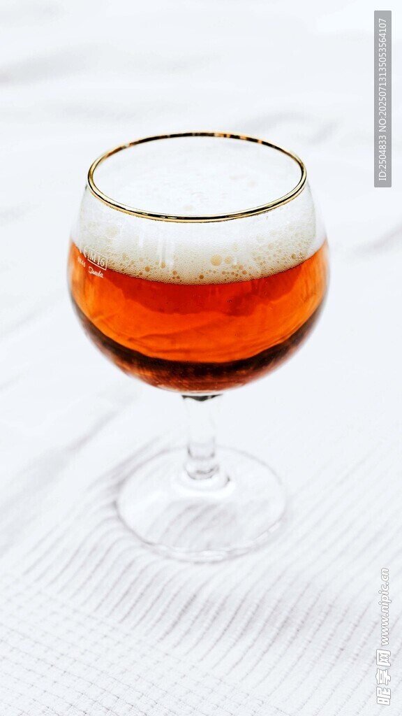 高脚杯中的琥珀色啤酒