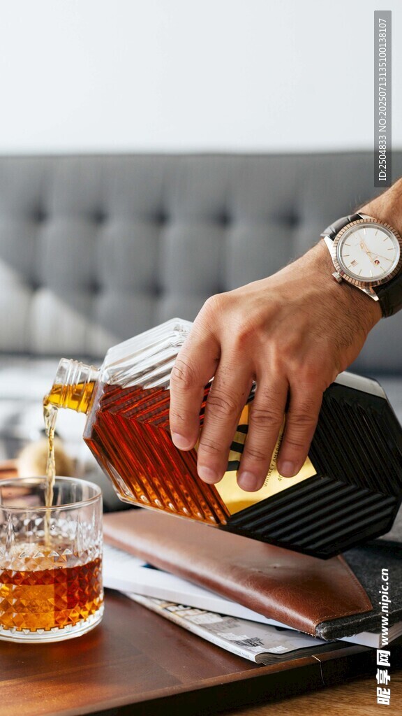 手斟威士忌于复古杯