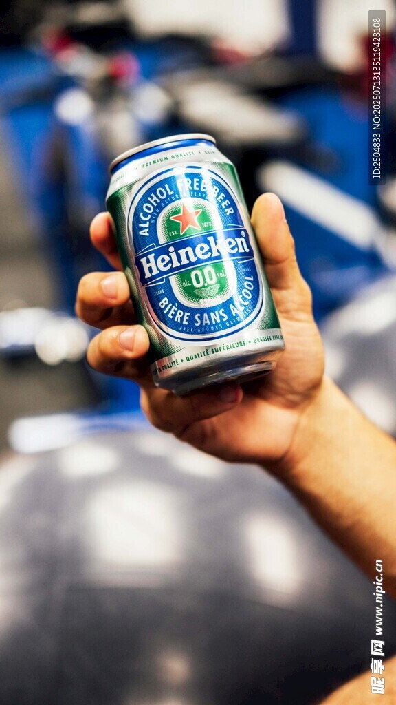 手持罐装啤酒特写