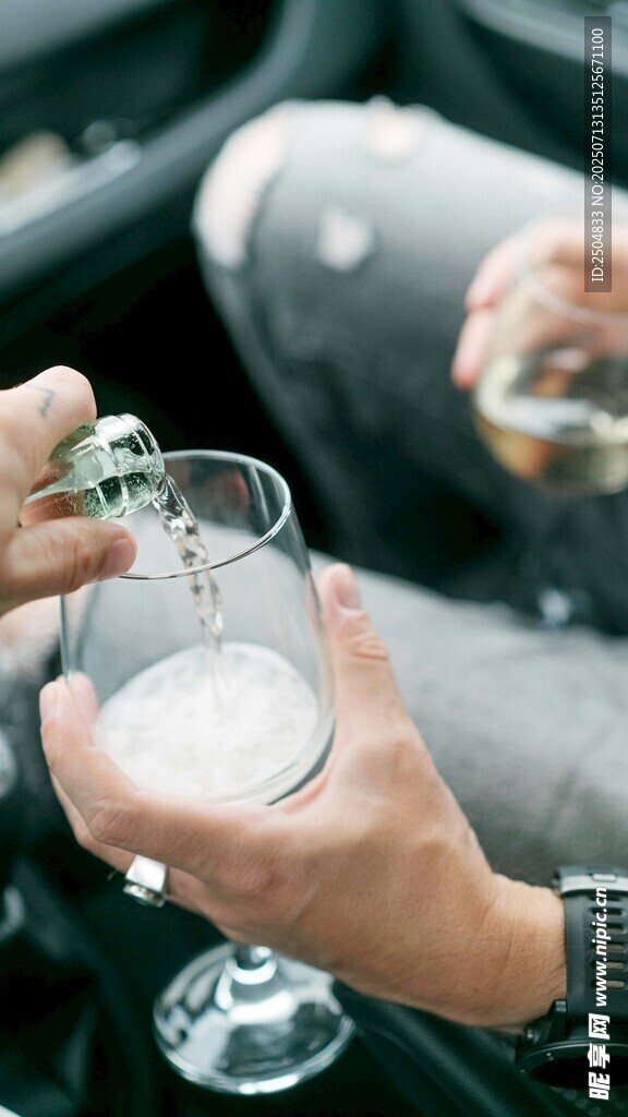 手倒酒入高脚杯瞬间