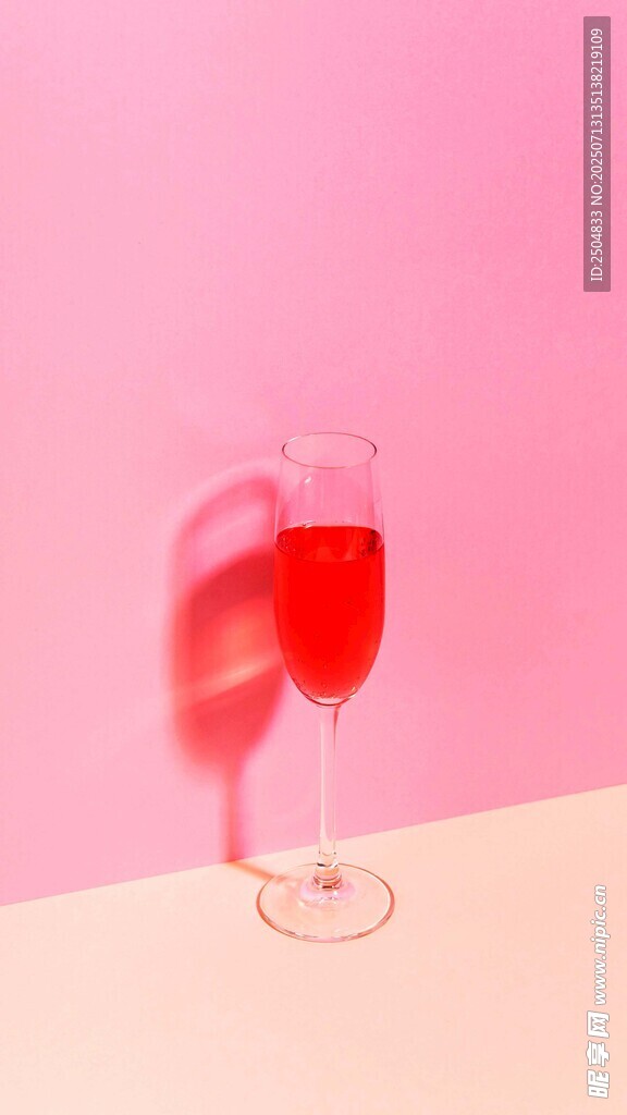 粉色背景中晃动的红酒杯