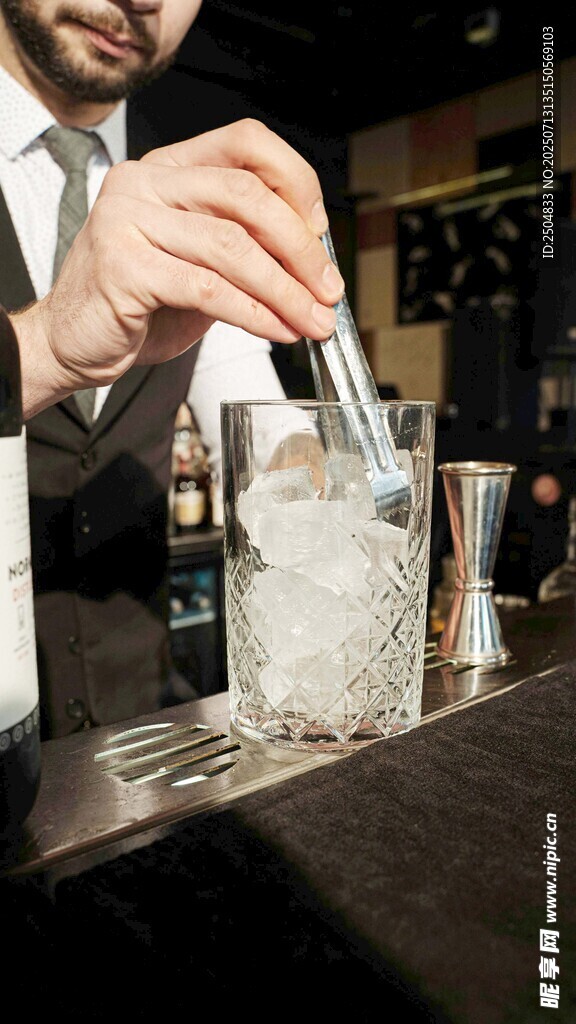 调酒师正在制作鸡尾酒