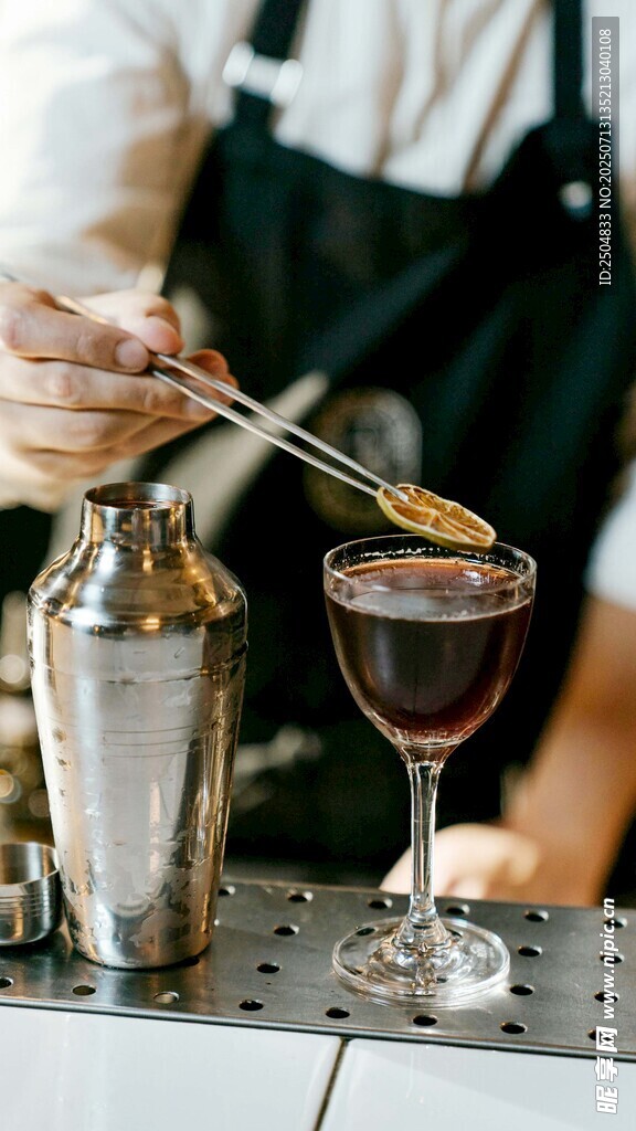 调酒师精心调制美味鸡尾酒