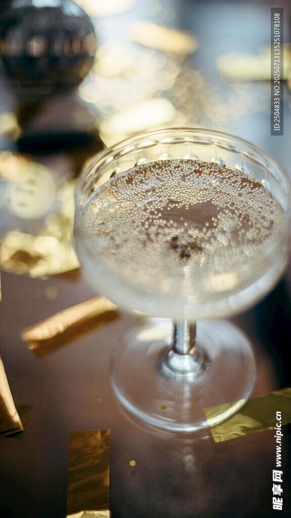 精致鸡尾酒杯中的美味饮品