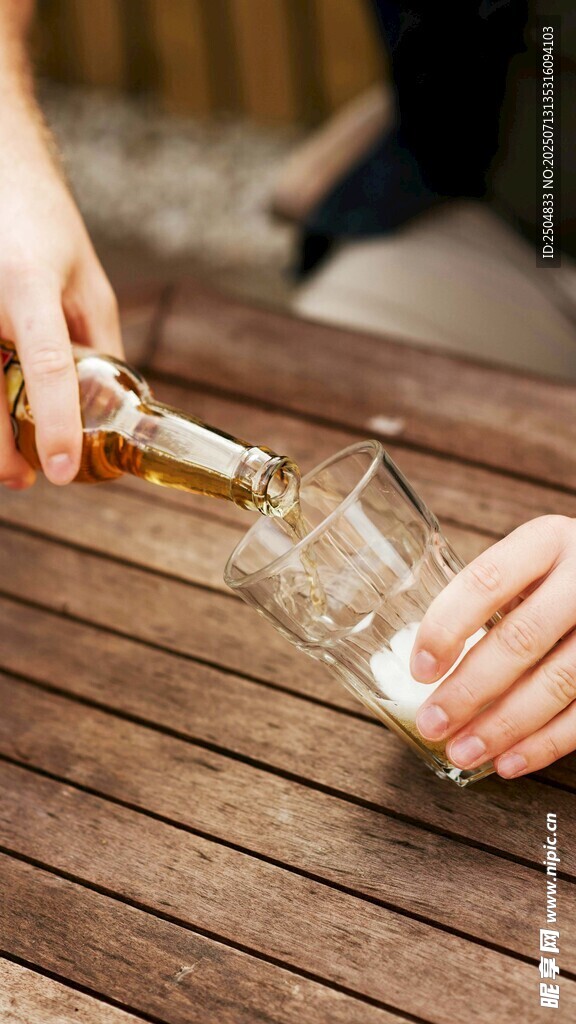 手倒酒入玻璃杯场景