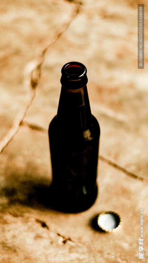地上的棕色啤酒瓶与瓶盖