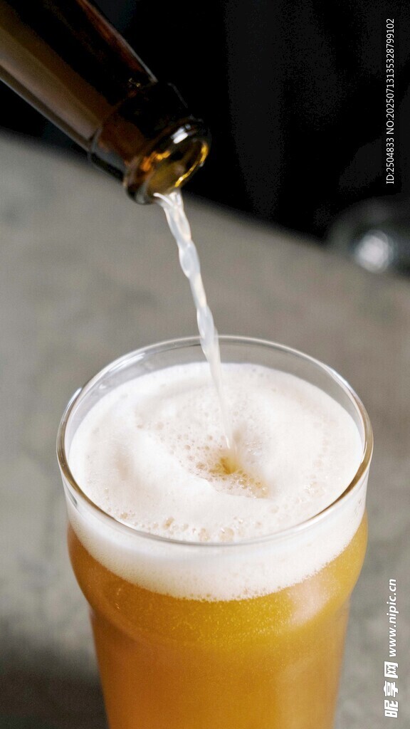 啤酒正倒入玻璃杯