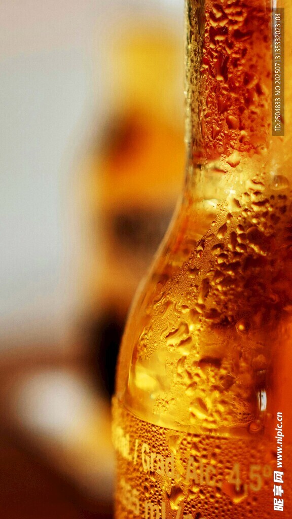 琥珀色啤酒瓶特写