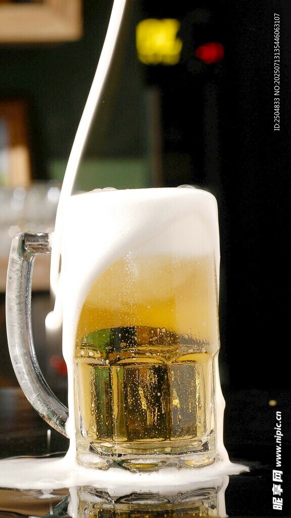 泡沫满溢的鲜啤酒杯
