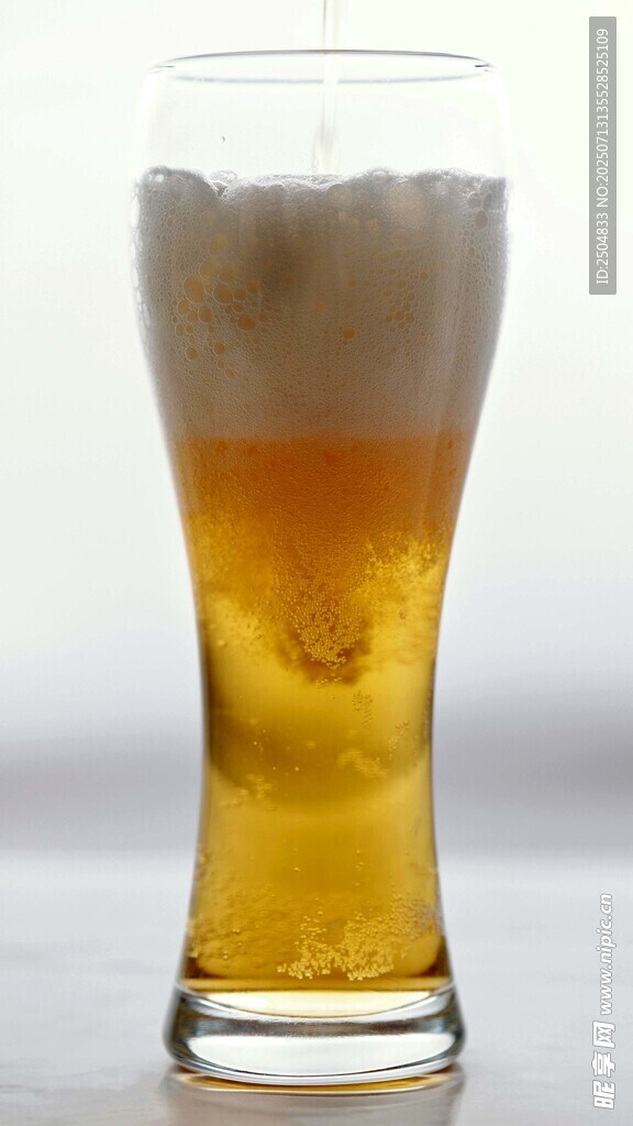 满溢泡沫的金黄啤酒杯