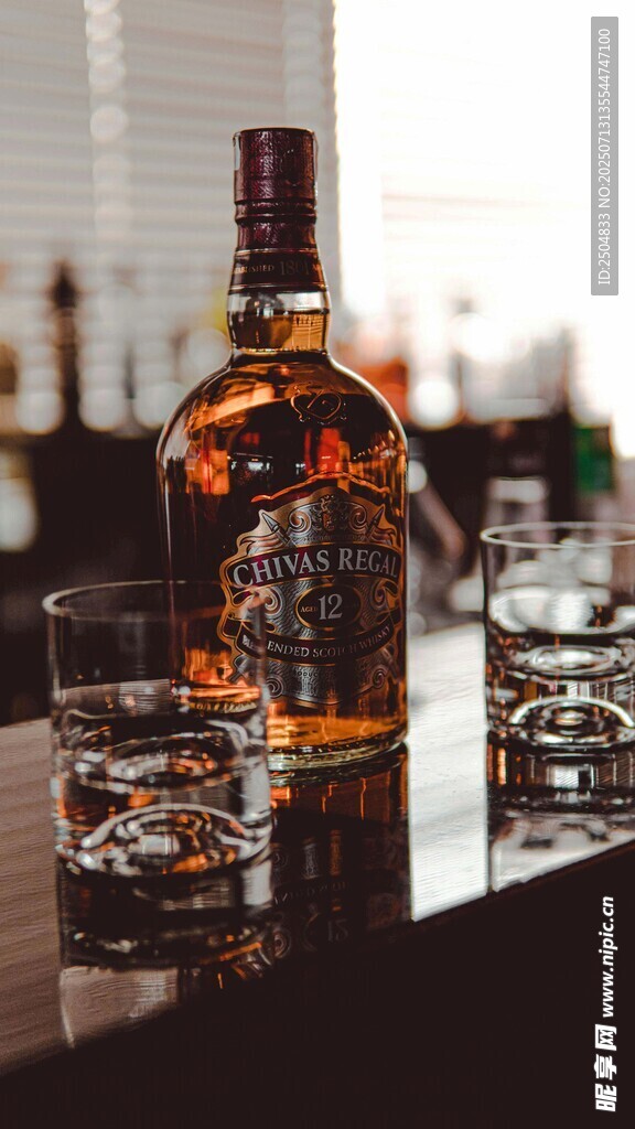 酒吧台的威士忌与酒杯