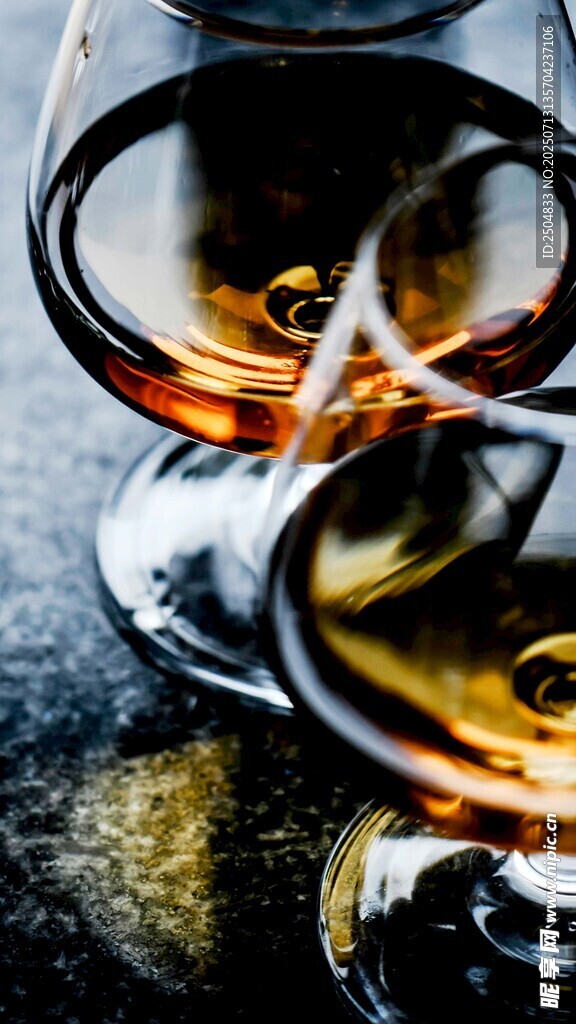 精致高脚杯中的琥珀色美酒
