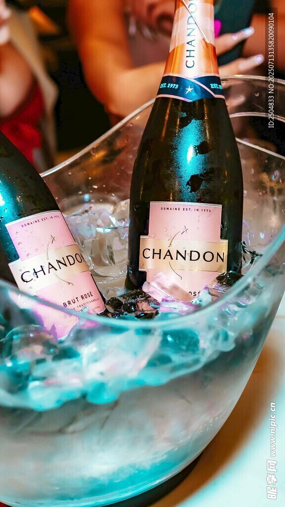 冰桶中的香槟酒
