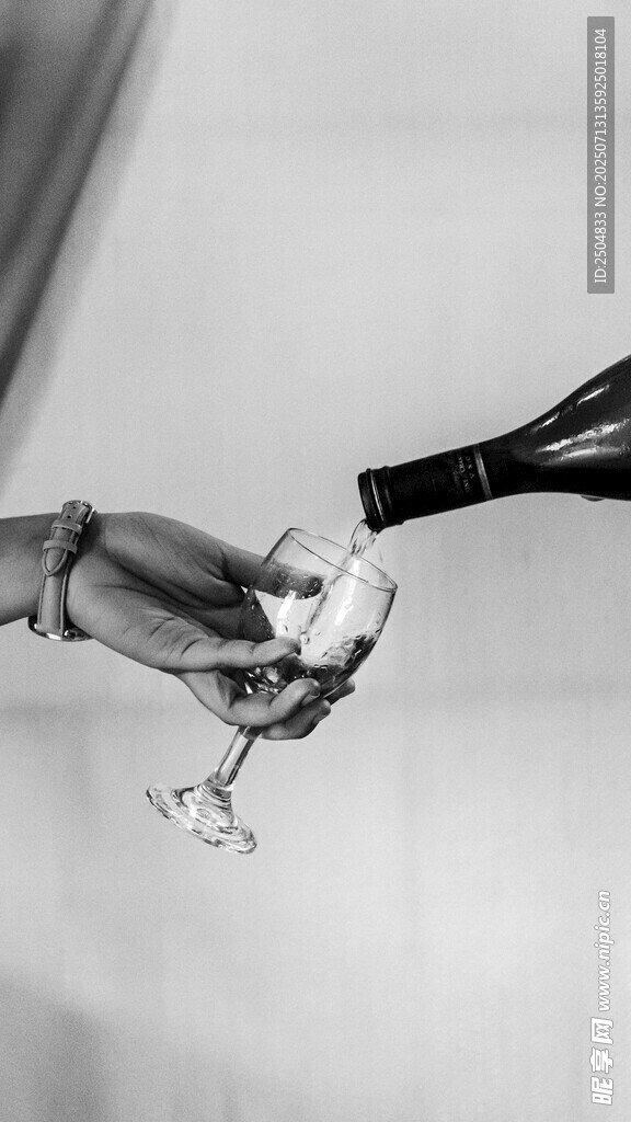 倒酒瞬间