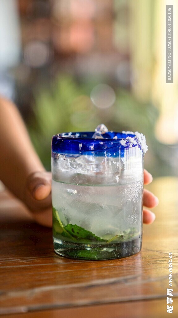 手捧薄荷青柠鸡尾酒