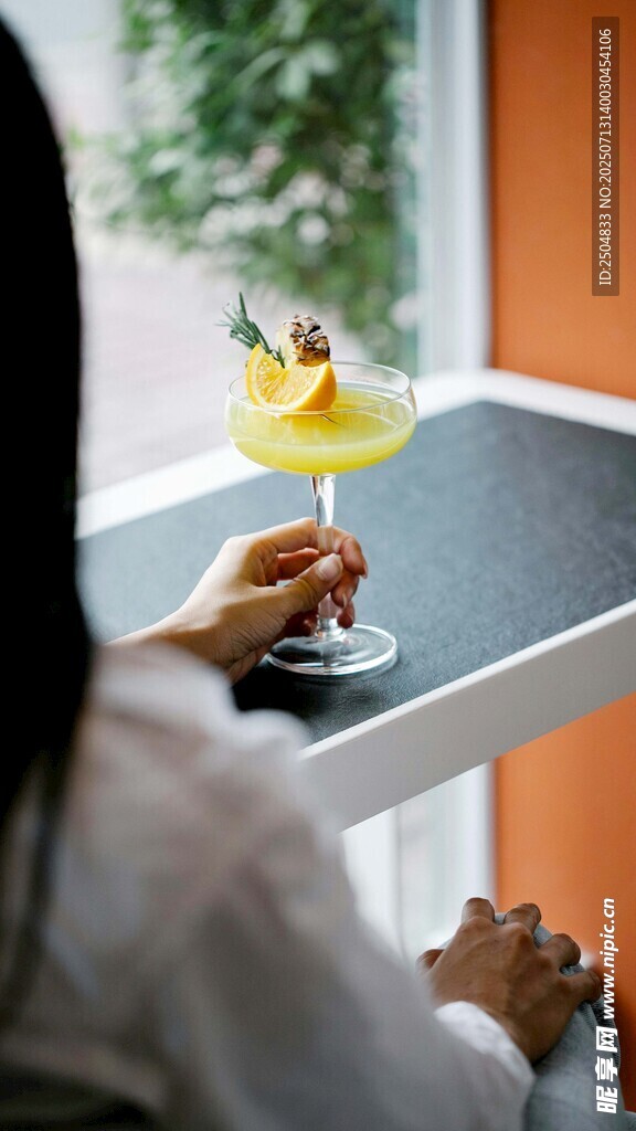 女士手持精致鸡尾酒