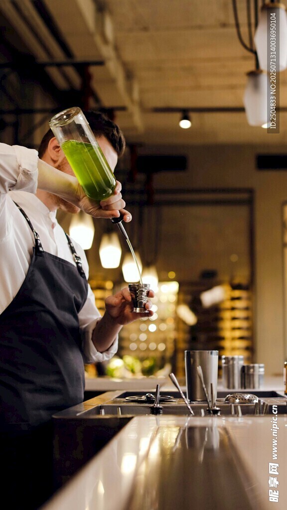 调酒师专注调制特色鸡尾酒