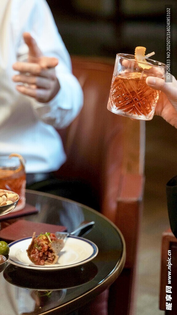 精致美食与饮品的惬意场景