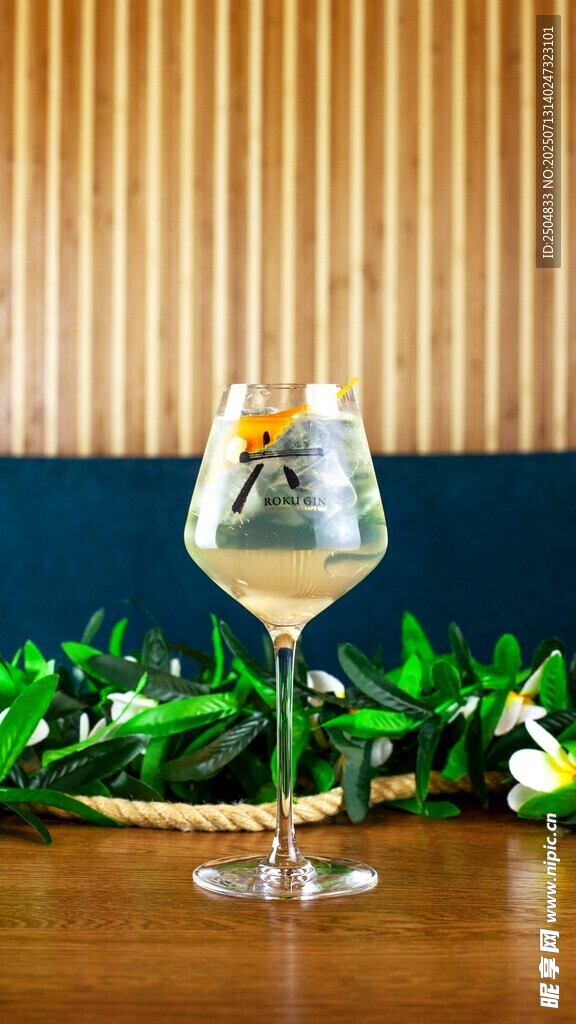 优雅白葡萄酒配绿植装饰