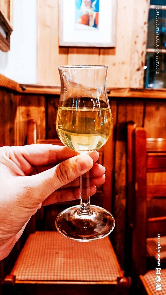 手持酒杯享受美酒时刻