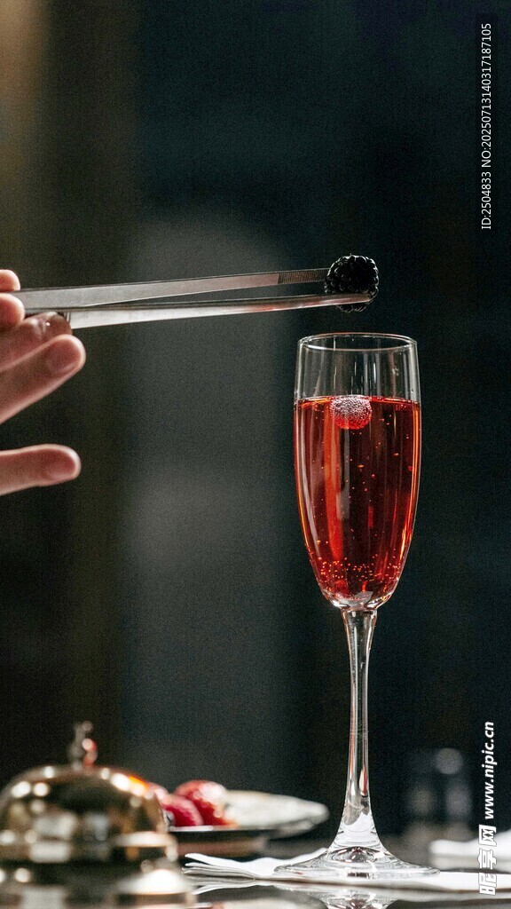 优雅倒酒瞬间