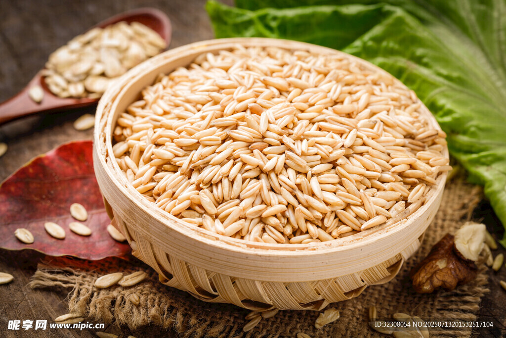 木碗中的饱满燕麦粒