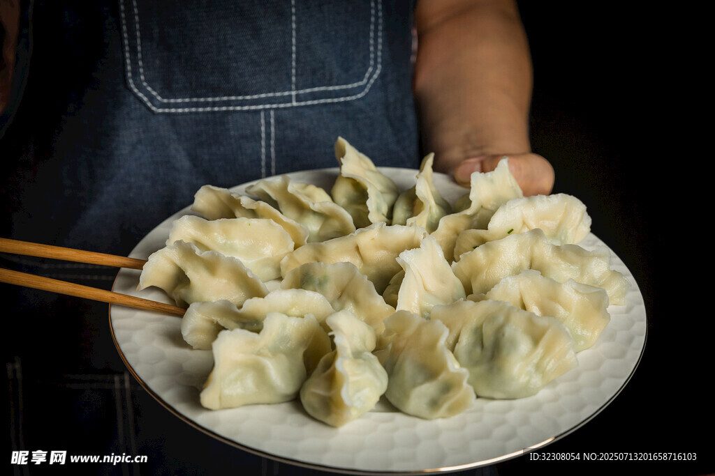 手工饺子待煮 