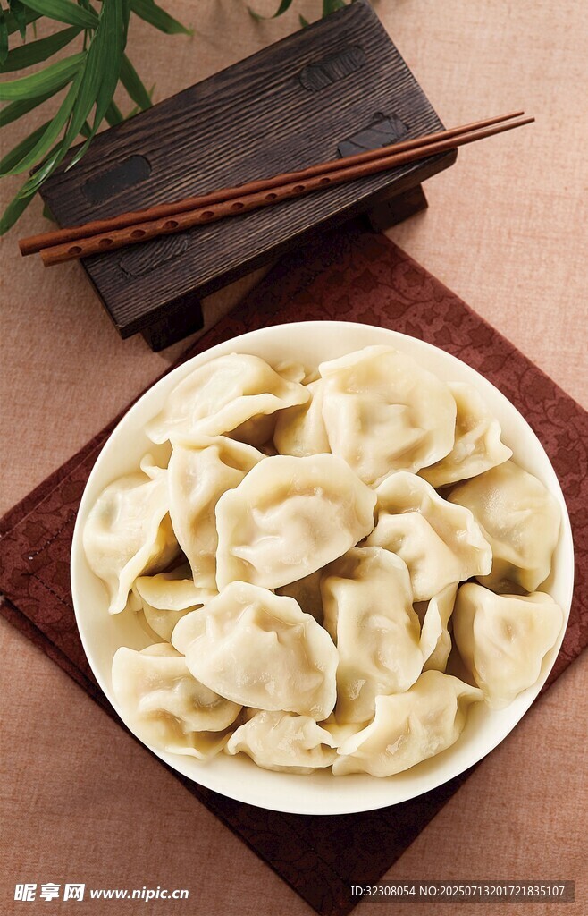 美味饺子摆放在盘中