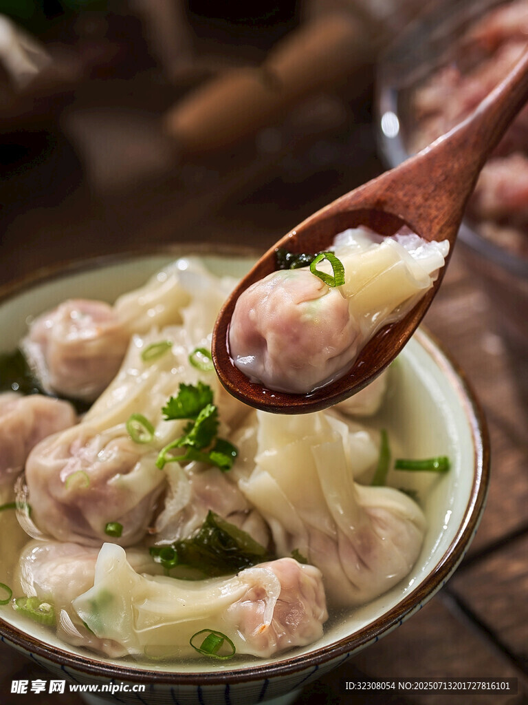 木勺舀起美味馄饨汤