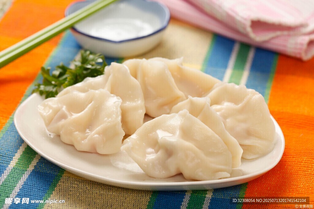 美味饺子摆放在多彩桌布上