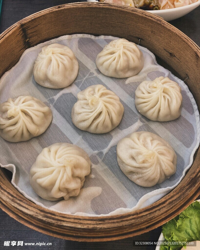 竹笼里的美味小笼包