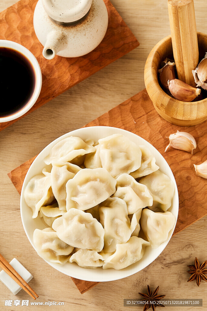 美味饺子与中式茶具组合