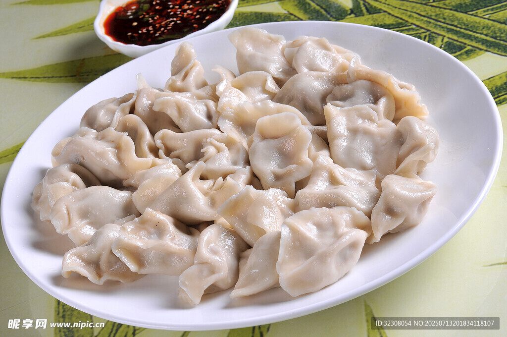 美味馄饨摆于盘中