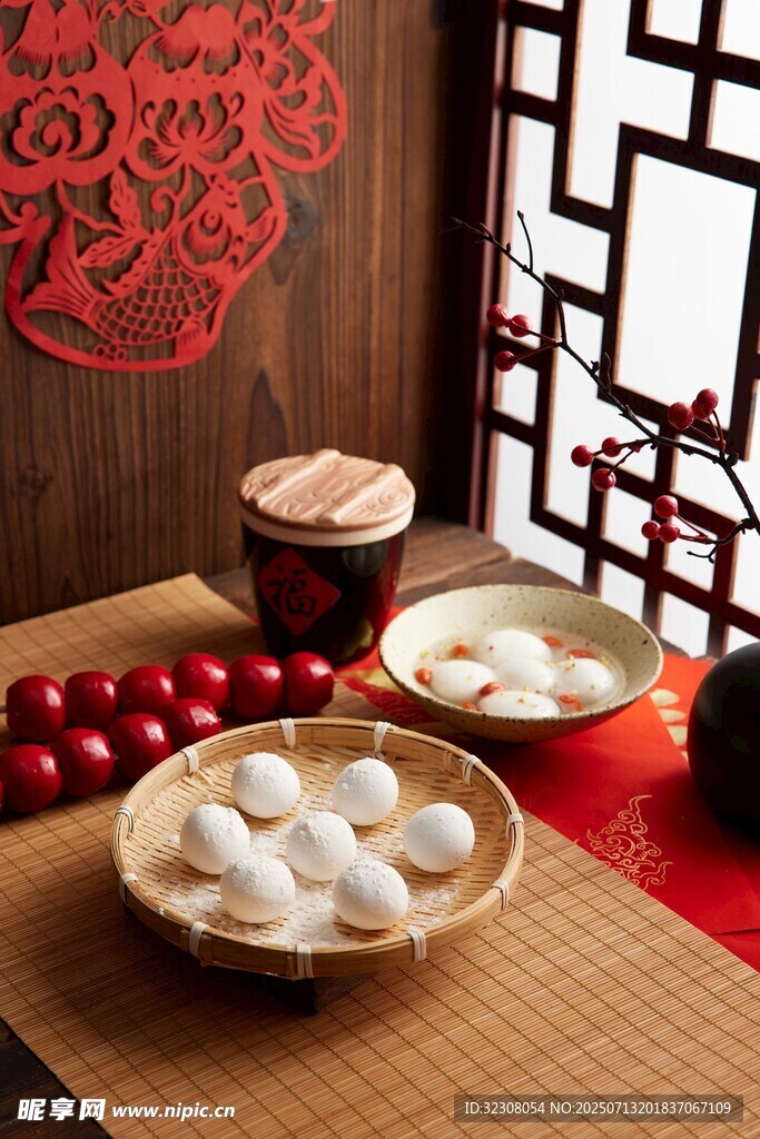 中式茶点与饮品的温馨组合