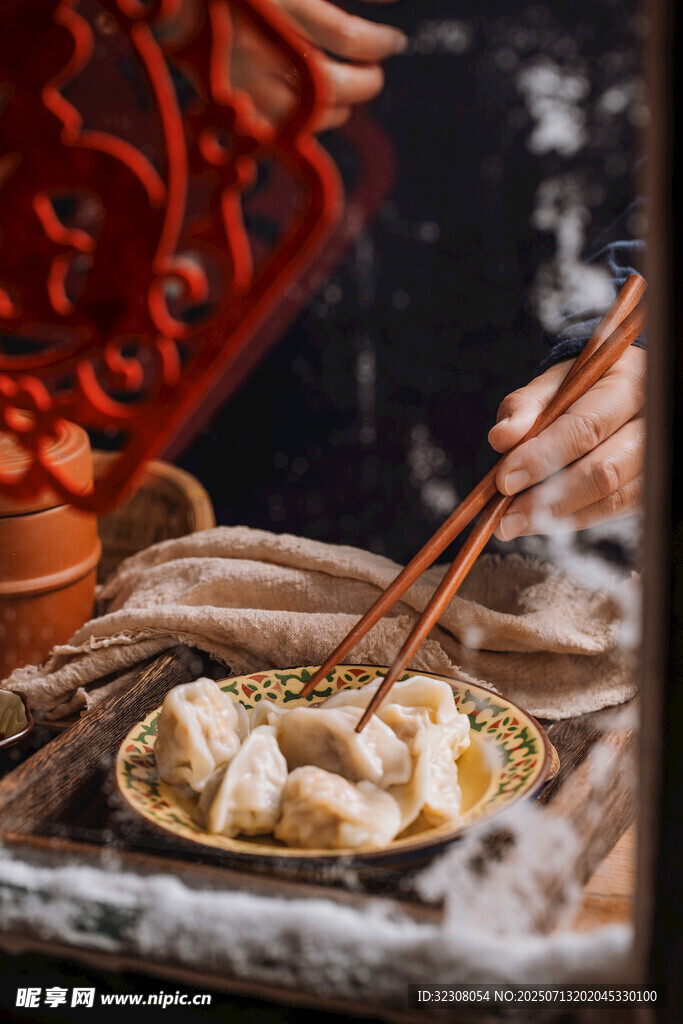 筷子夹起盘中美味饺子