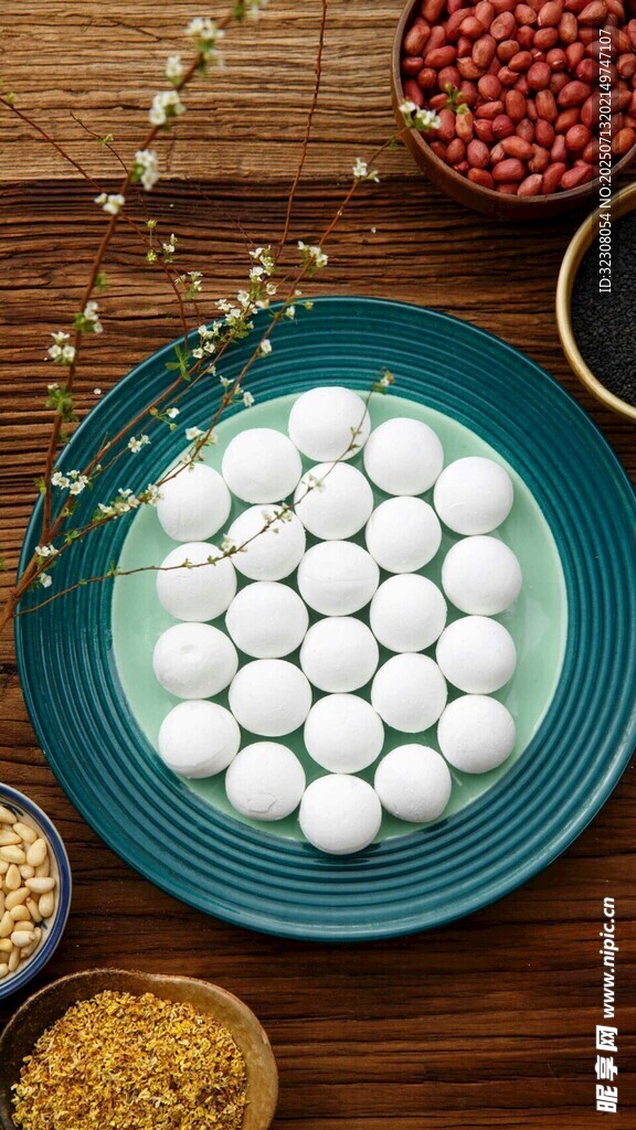 木桌上的多彩食材与白汤圆