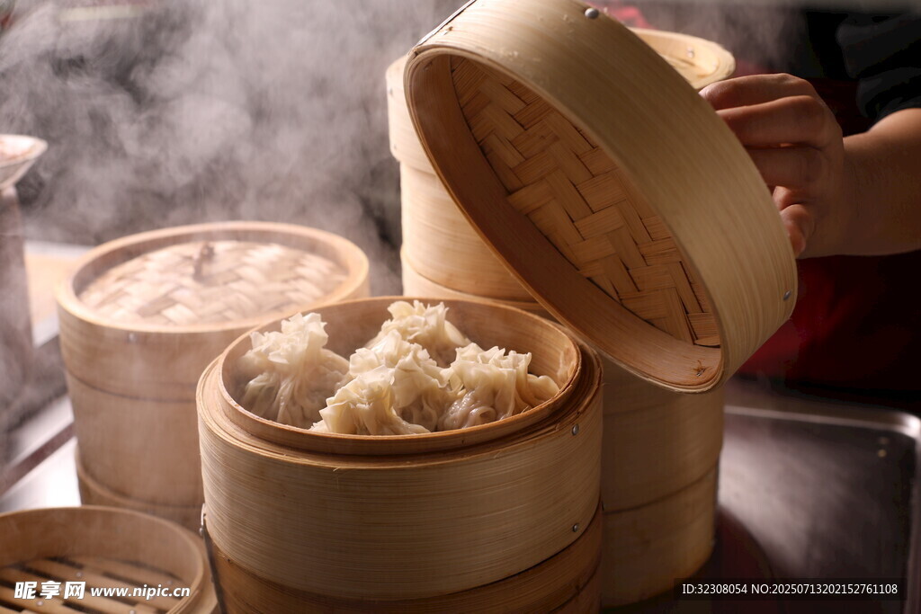 热气腾腾的美味中式蒸饺