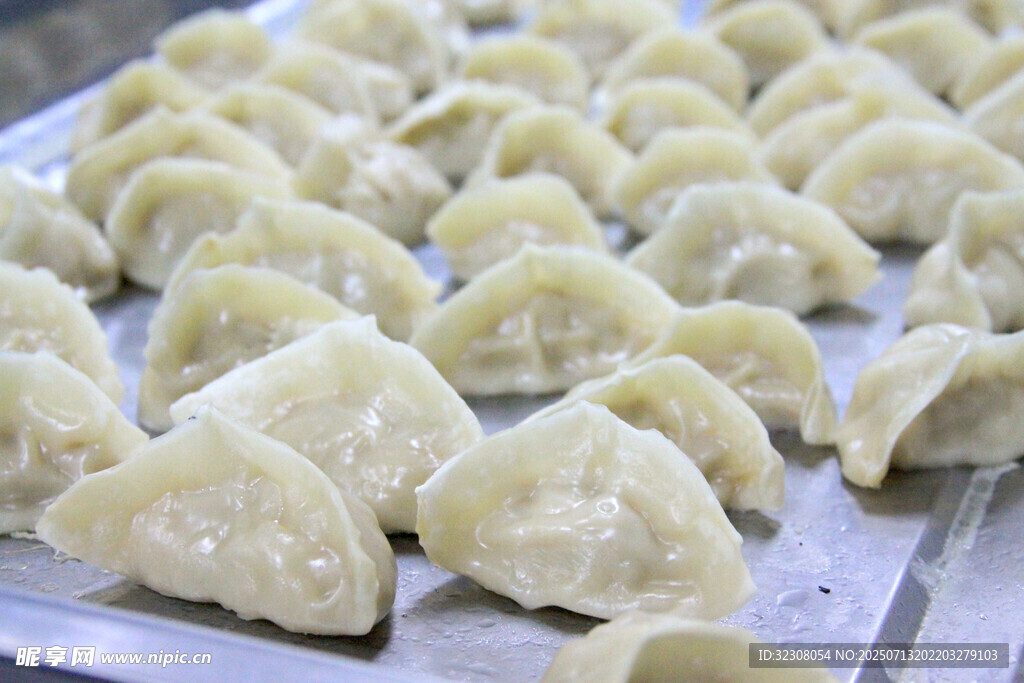 手工饺子整齐摆放