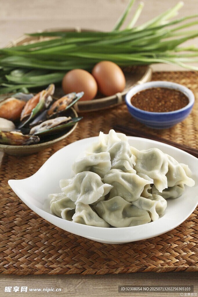 美味饺子摆放在盘