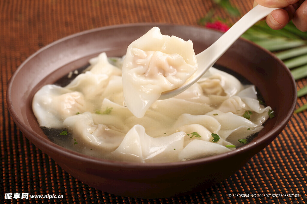 美味馄饨被舀起