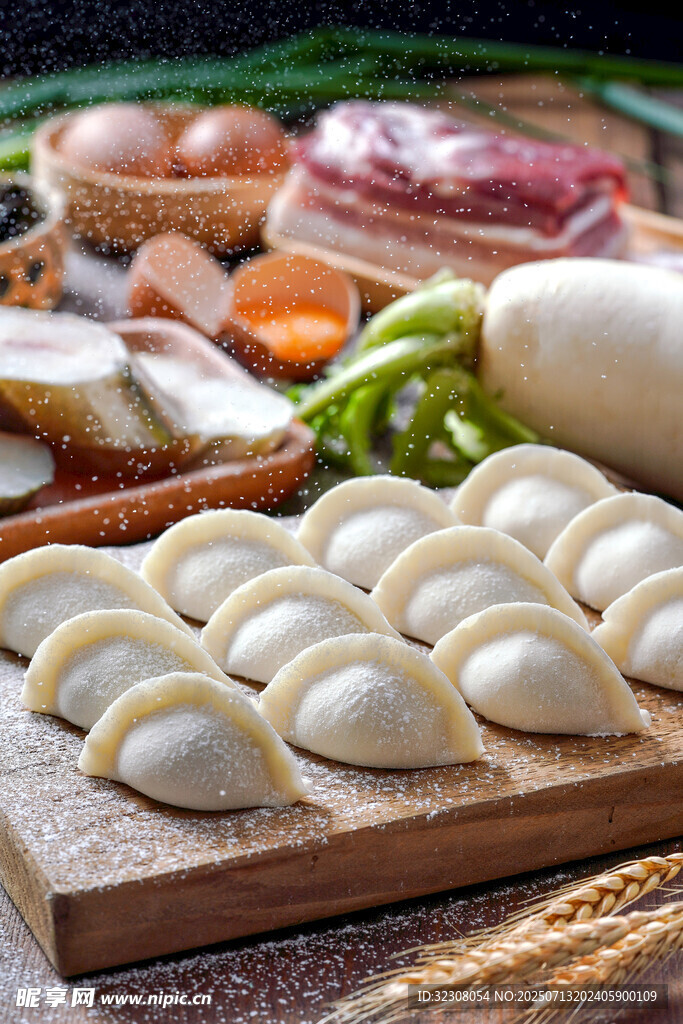 手工饺子与多样食材展示