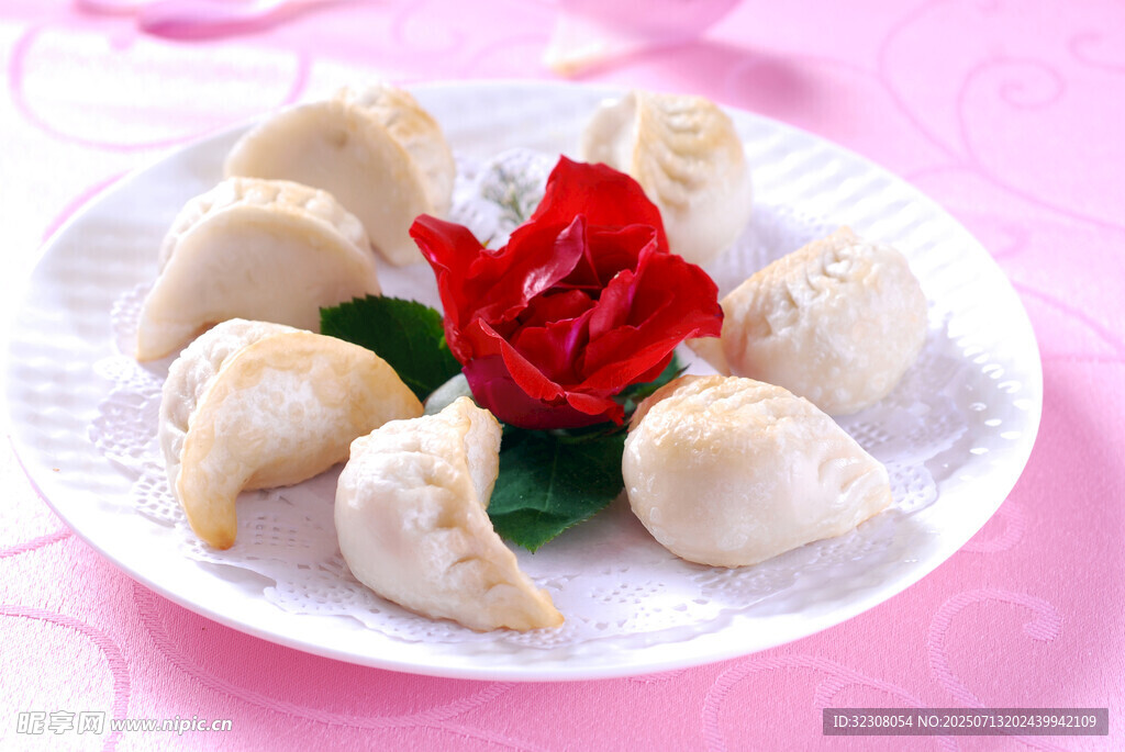 精致玫瑰点缀美味饺子