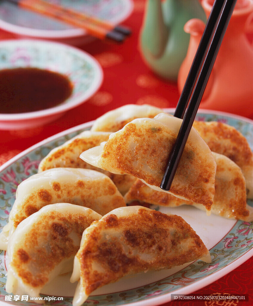 美味煎饺摆盘中